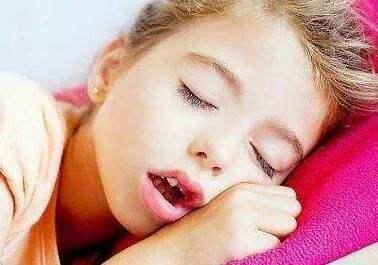 睡眠中呼吸暂停有什么危害？怎样治疗？